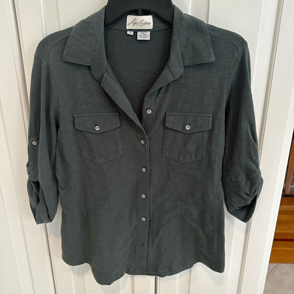 100% cotton soft button down top. No tags but never worn. Button tie up sleeves